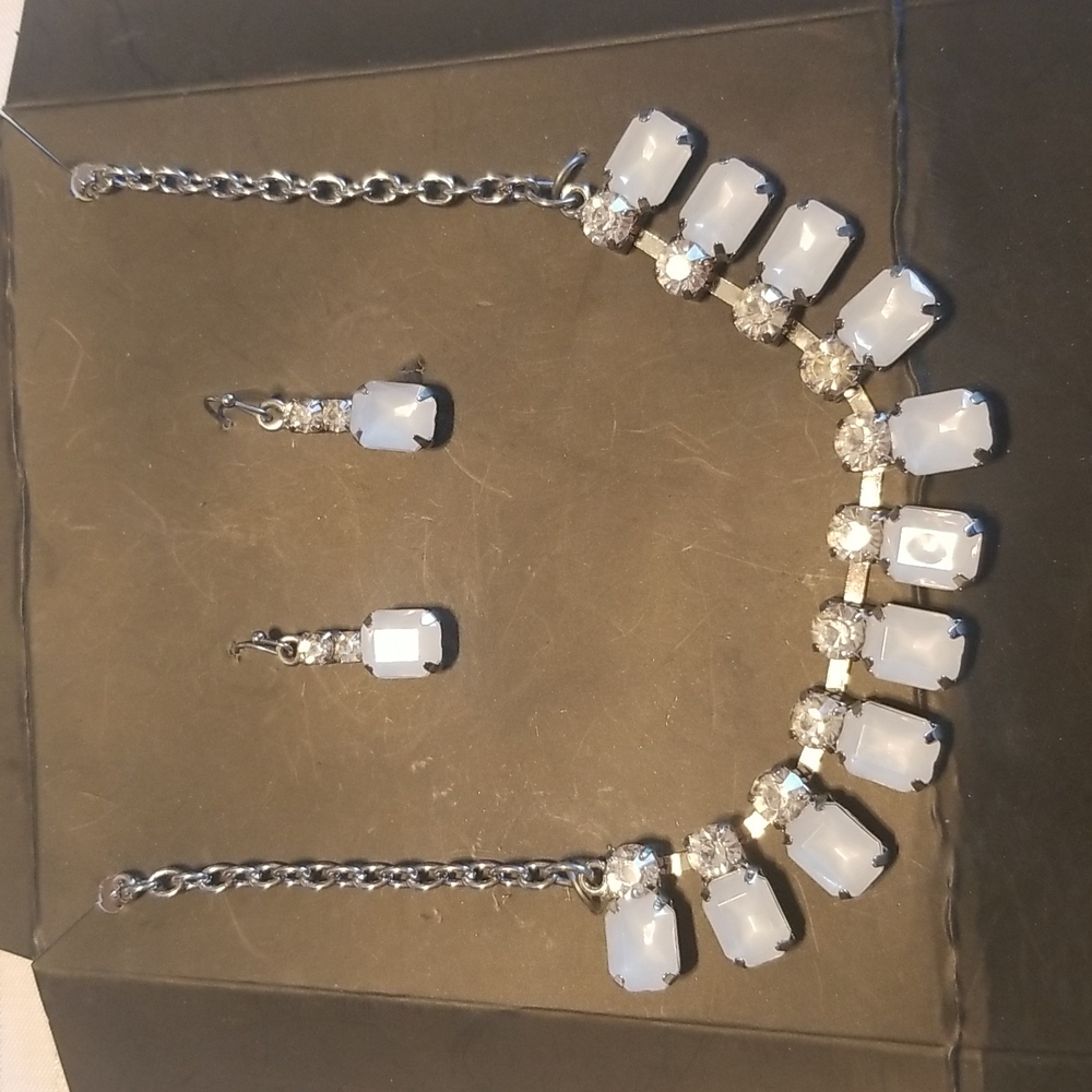 Ladies Necklace and Earring set.  This is NWOT. Nice Costume Jewelry C#11